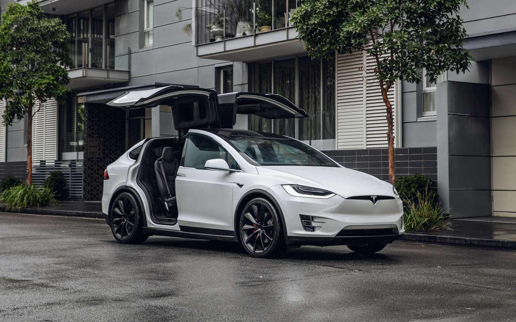 he-paid-less-than-30-000-euros-for-this-used-tesla-model-x-with-more