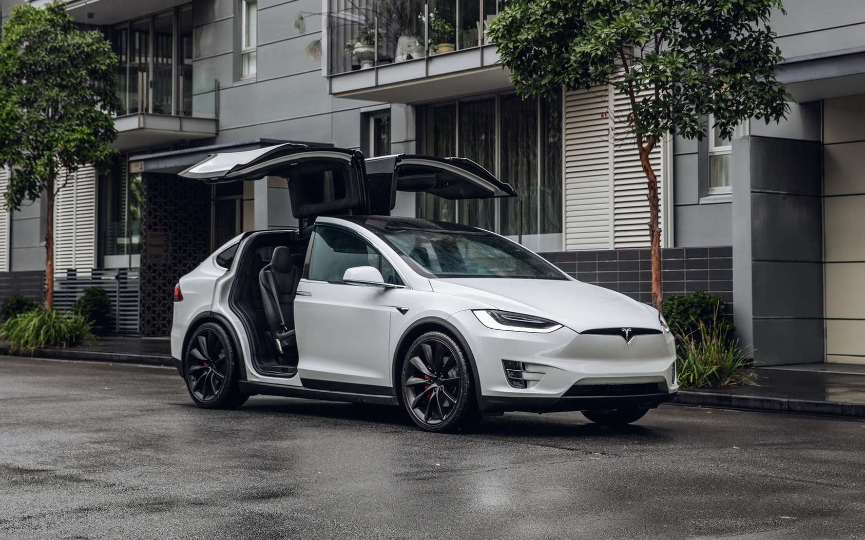 He paid less than 30,000 euros for this used Tesla Model X with more